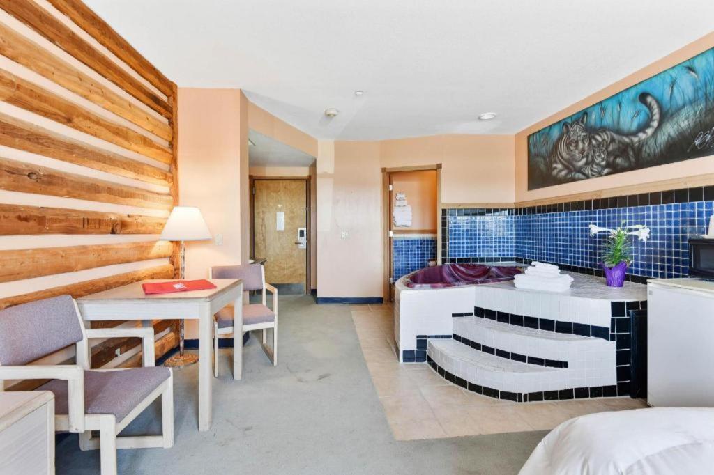 Casa Loma Inn & Suites By Oyo Davenport Ia Near I-80 المظهر الخارجي الصورة