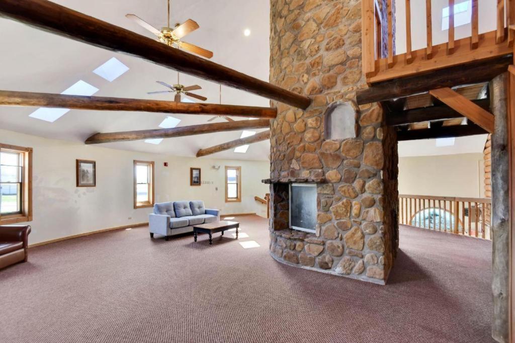 Casa Loma Inn & Suites By Oyo Davenport Ia Near I-80 المظهر الخارجي الصورة